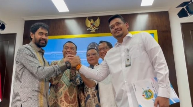 Presiden Prabowo Subianto menetapkan empat pulau yang disengketakan masuk wilayah Provinsi Aceh. Hal ini disampaikan Presiden melalui Mensesneg Prasetyo Hadi di kantor Presiden, Istana Kepresidenan, Jakarta, Selasa (17/6/2025).