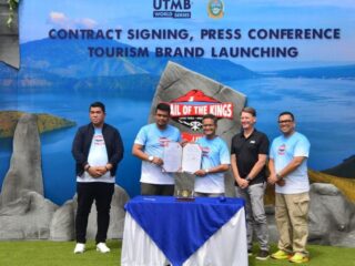Indonesia resmi mencatat sejarah baru dalam dunia lari lintas alam. Trail of the Kings™ – Lake Toba by UTMB® ditetapkan sebagai satu-satunya ajang berlisensi resmi UTMB® (Ultra-Trail du Mont-Blanc) di Indonesia, dan akan menjadi bagian dari kalender UTMB® World Series 2025.