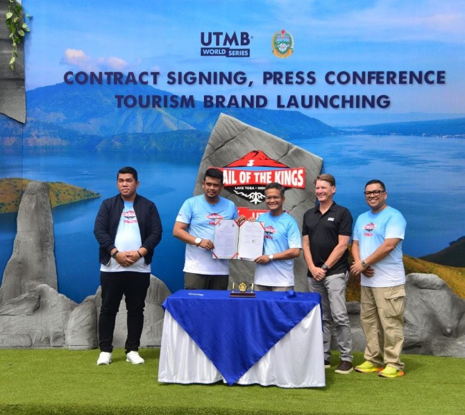 Indonesia resmi mencatat sejarah baru dalam dunia lari lintas alam. Trail of the Kings™ – Lake Toba by UTMB® ditetapkan sebagai satu-satunya ajang berlisensi resmi UTMB® (Ultra-Trail du Mont-Blanc) di Indonesia, dan akan menjadi bagian dari kalender UTMB® World Series 2025.