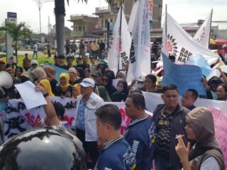 Ratusan relawan pendukung Bobby Nasution menggelar unjuk rasa di depan Mapolda Sumatera Utara, Rabu (18/6/2025). Mereka mendesak aparat segera menangkap dua pemilik akun TikTok, @tripx313_ dan @amora.lemos2, yang dinilai menghina Bobby Nasution dan keluarganya melalui unggahan di media sosial.