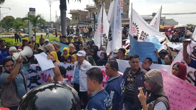 Ratusan relawan pendukung Bobby Nasution menggelar unjuk rasa di depan Mapolda Sumatera Utara, Rabu (18/6/2025). Mereka mendesak aparat segera menangkap dua pemilik akun TikTok, @tripx313_ dan @amora.lemos2, yang dinilai menghina Bobby Nasution dan keluarganya melalui unggahan di media sosial.