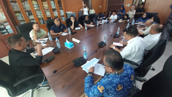 Rapat Dengar Pendapat (RDP) antara Komisi 1 DPRD Medan, warga, dan sejumlah Organisasi Perangkat Daerah (OPD) Kota Medan, termasuk Badan Wilayah Sungai (BWS), Selasa (17/6/2025).