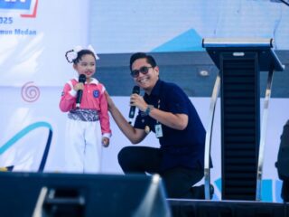 Walikota Medan Rico Waas melaunching regrouping sekolah. Peluncuran program ini ditandai dengan penekanan tombol sirine di sela sela acara Gebyar Pendidikan dan Kebudayaan di Halaman Istana Maimoon, Kamis (19/6/2025).