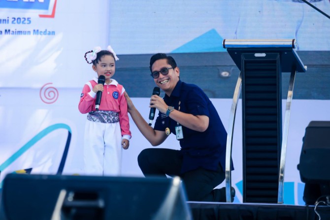 Walikota Medan Rico Waas melaunching regrouping sekolah. Peluncuran program ini ditandai dengan penekanan tombol sirine di sela sela acara Gebyar Pendidikan dan Kebudayaan di Halaman Istana Maimoon, Kamis (19/6/2025).