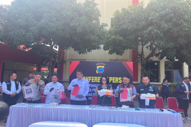 Direktorat Reserse Narkoba Polda Sumatera Utara (Poldasu) berhasil menggagalkan penyelundupan narkotika jenis sabu seberat 7,5 kilogram dari Malaysia ke Kabupaten Asahan, Indonesia. Dalam pengungkapan ini, tiga orang tersangka ditangkap, terdiri dari dua kurir lintas negara dan seorang pekerja migran ilegal (PMI).