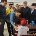 Wali Kota Medan, Rico Tri Putra Bayu Waas, bersama Duta Besar Tiongkok untuk Indonesia, Wang Lutong, meninjau langsung pelaksanaan Program Makan Bergizi Gratis (MBG) di SD Negeri 060812, Jalan STM, pada Jumat (20/6/2025).