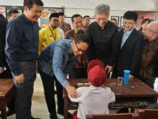 Wali Kota Medan, Rico Tri Putra Bayu Waas, bersama Duta Besar Tiongkok untuk Indonesia, Wang Lutong, meninjau langsung pelaksanaan Program Makan Bergizi Gratis (MBG) di SD Negeri 060812, Jalan STM, pada Jumat (20/6/2025).
