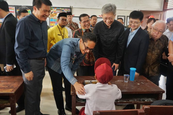 Wali Kota Medan, Rico Tri Putra Bayu Waas, bersama Duta Besar Tiongkok untuk Indonesia, Wang Lutong, meninjau langsung pelaksanaan Program Makan Bergizi Gratis (MBG) di SD Negeri 060812, Jalan STM, pada Jumat (20/6/2025).