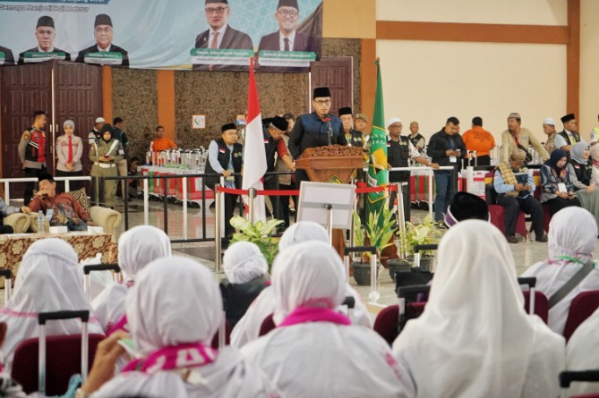Wali Kota Medan, Rico Tri Putra Bayu Waas, menyambut kepulangan 347 jemaah haji asal Kota Medan yang tergabung dalam Kloter 9 Embarkasi Medan di Asrama Haji, Minggu (22/6/2025).