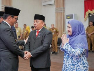 Wali Kota Medan Rico Waas melantik 4 pejabat administrator di lingkungan Pemko Medan. Pelantikan dilakukan di Ruang Rapat III Kantor Wali Kota Medan, Senin (23/6/2025).