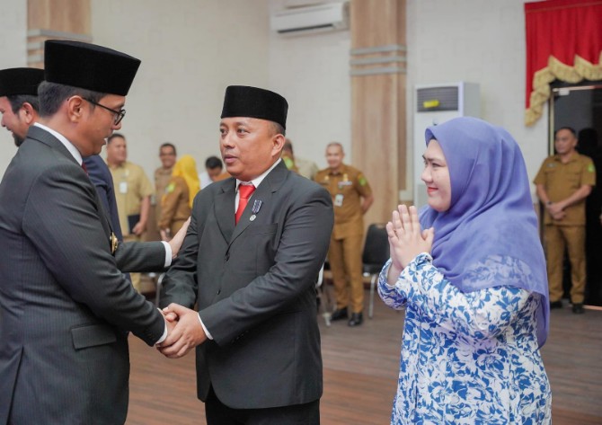 Wali Kota Medan Rico Waas melantik 4 pejabat administrator di lingkungan Pemko Medan. Pelantikan dilakukan di Ruang Rapat III Kantor Wali Kota Medan, Senin (23/6/2025).