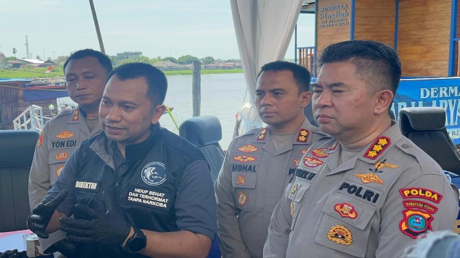 Direktur Reserse Narkoba Polda Sumut, Kombes Pol Jean Calvijn didampingi Kabid Humas, Kombes Pol Ferry Walintukan di Mako Satpolair Polres Tanjung Balai, Selasa (24/6/2025).