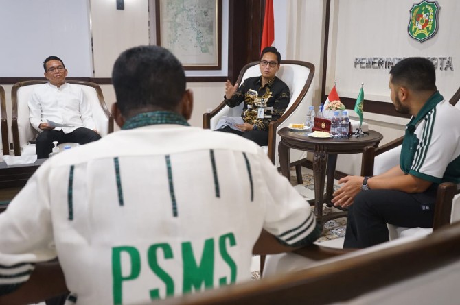 Rico Waas saat menerima audiensi manajemen PSMS di Balai Kota Medan, Kamis (26/6/2025).
