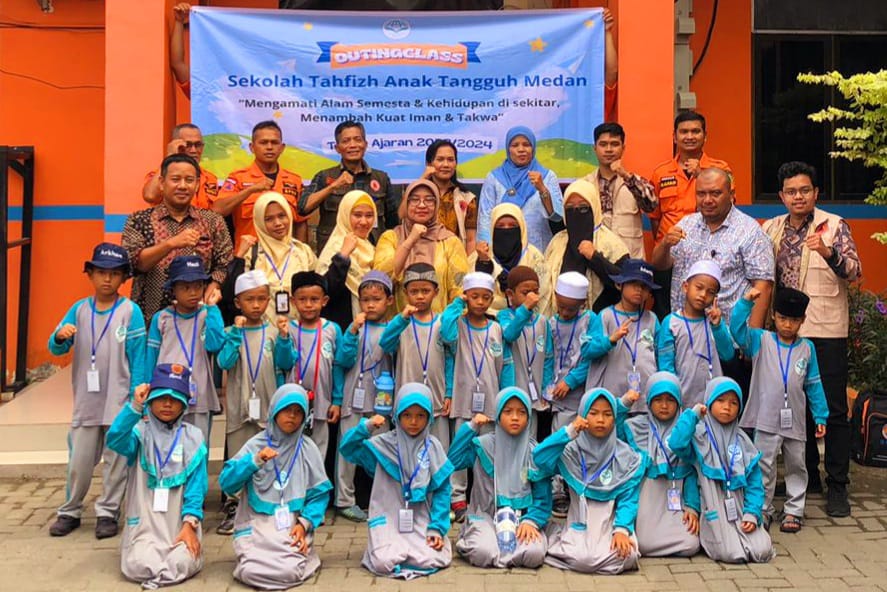 Kepala BPBD Kota Medan dan jajaran berfoto bersama dengan anak-anak dalam kegiatan Edukasi Tanggap Bencana Sejak Dini, kemarin.