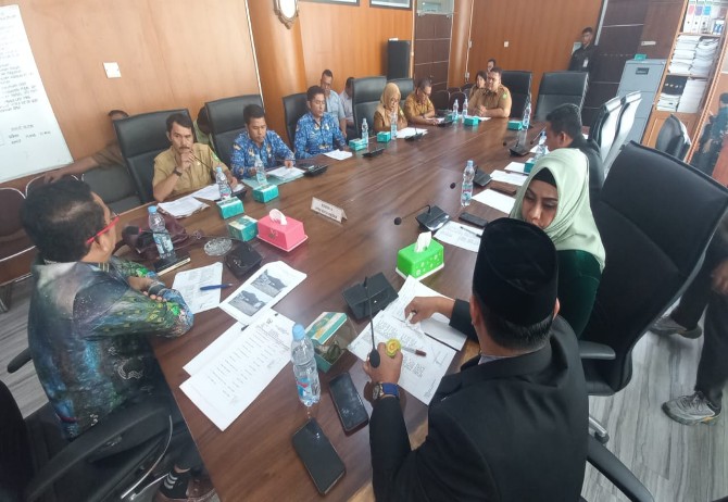 Rapat Dengar Pendapat (RDP) Komisi 4 DPRD Kota Medan dengan sejumlah Organisasi Perangkat Daerah (OPD) Pemko Medan terkait bangunan tanpa Persetujuan Bangunan Gedung (PBG), Senin (30/6/2025), berlangsung panas. Anggota dewan Komisi 4 kecewa karena perwakilan OPD yang hadir dinilai tidak kompeten dan tidak membawa data pendukung.