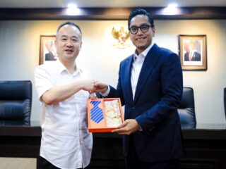 Wali Kota Medan, Rico Tri Putra Bayu Waas, menerima kunjungan Delegasi Pemerintah Kota Nantong, Provinsi Jiangsu, Republik Rakyat Tiongkok, di Ruang Rapat I, Kantor Wali Kota Medan, Senin (30/6/2025).