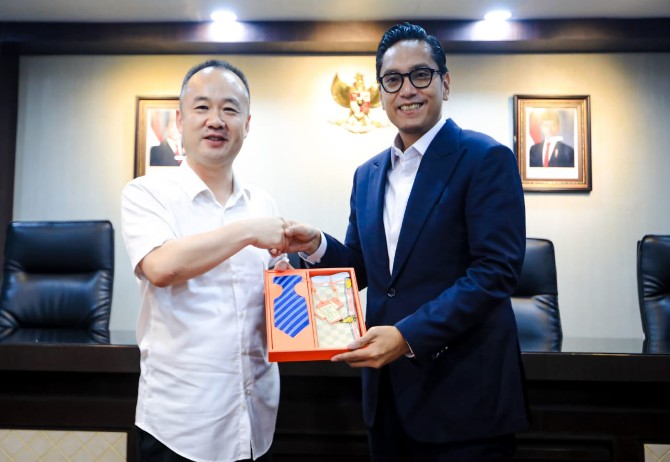 Wali Kota Medan, Rico Tri Putra Bayu Waas, menerima kunjungan Delegasi Pemerintah Kota Nantong, Provinsi Jiangsu, Republik Rakyat Tiongkok, di Ruang Rapat I, Kantor Wali Kota Medan, Senin (30/6/2025).