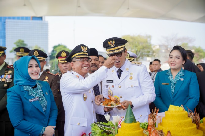 Wali Kota Medan Rico Waas Bertindak sebagai Inspektur Upacara peringatan HUT Kota Medan ke- 435 tahun di Lapangan Merdeka Medan, Selasa (1/7/25).
