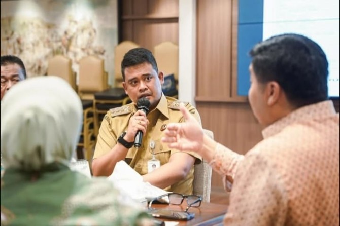 Gubernur Sumatera Utara (Sumut) Bobby Nasution mengambil terobosan baru dengan menghapuskan biaya notaris, provisi, dan administrasi dalam program rumah subsidi Kementerian Perumahan Rakyat (PUPR).