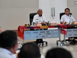 Wakil Gubernur Sumatera Utara Surya saat memimpin rapat di Aula Kantor Bapenda Sumut, Jalan Sisingamangaraja, Medan, Rabu (2/7/2025).