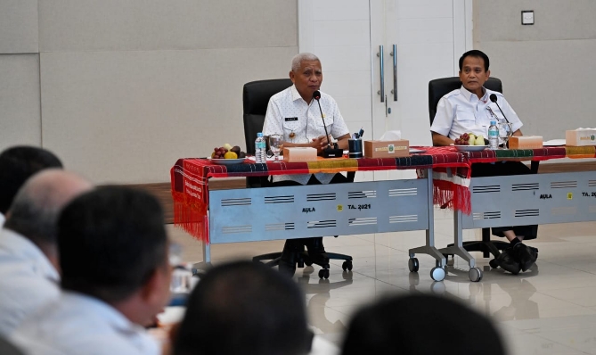 Wakil Gubernur Sumatera Utara Surya saat memimpin rapat di Aula Kantor Bapenda Sumut, Jalan Sisingamangaraja, Medan, Rabu (2/7/2025).