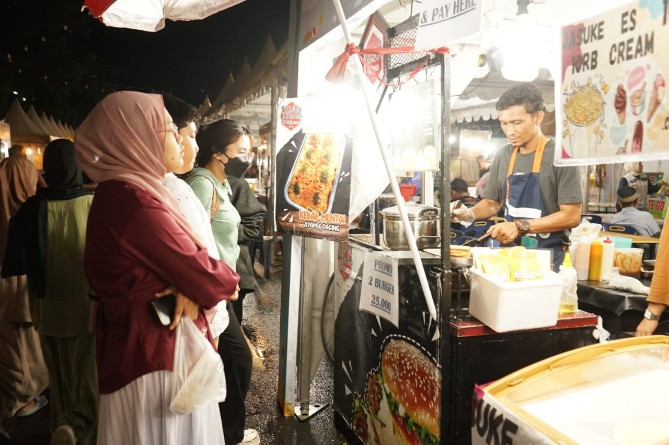 Pekan Kuliner Halal, Aman, dan Sehat (Khas) ke-IV Tahun 2025 yang diselenggarakan Majelis Ulama Indonesia (MUI) Kota Medan di Jalan Masjid Raya, Rabu (2/7/2025) malam.