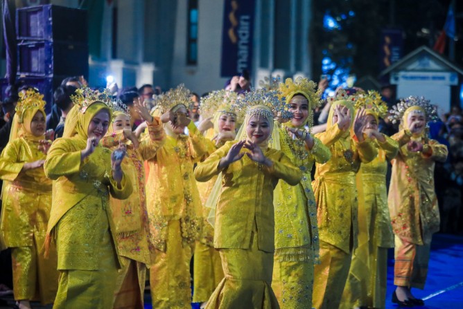 Perayaan Hari Jadi ke-435 Kota Medan dimeriahkan dengan penyelenggaraan Colorful Medan Night Carnival 2025, Sabtu malam (5/7/2025), yang berlangsung semarak dan penuh antusiasme masyarakat