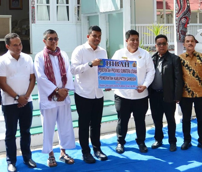 Pemerintah Provinsi Sumatera Utara (Pemprov Sumut) secara resmi menyerahkan aset rumah dinas Bupati Samosir kepada Pemerintah Kabupaten (Pemkab) Samosir, Sabtu (5/7/2025).