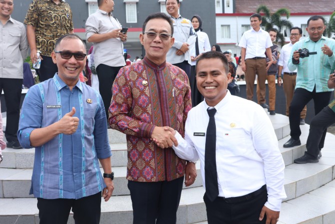 Bupati Tapanuli Selatan (Tapsel), H. Gus Irawan Pasaribu, secara resmi menyerahkan Surat Keputusan (SK) Pengangkatan Pegawai Pemerintah dengan Perjanjian Kerja (PPPK) Formasi Tahun 2024 Tahap 1 dan Surat Pernyataan Melaksanakan Tugas (SPMT) di Lapangan Parade Kantor Bupati Tapsel, Jalan Prof. Lafran Pane, Sipirok, Kamis (3/7/2025).