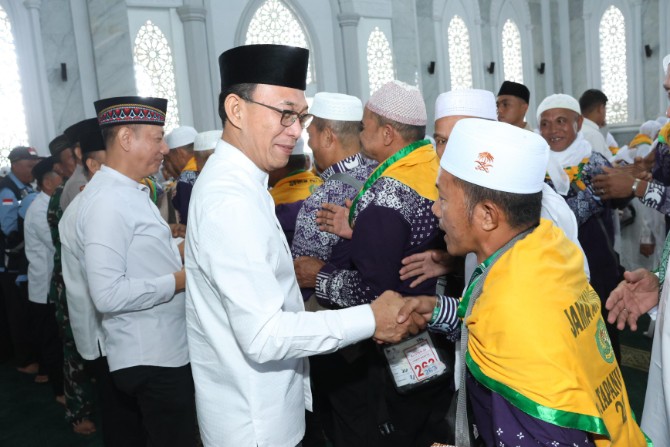 Sebanyak 174 jamaah haji asal Kabupaten Tapanuli Selatan (Tapsel), yang tergabung dalam Kloter 20 tiba kembali di tanah air dengan selamat, Minggu (6/7/2025).