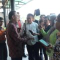 Bupati Tapsel Gus Irawan, menjawab wartawan tentang peran KMP dalam mengatasi masalah sampah.