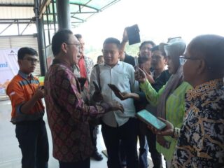 Bupati Tapsel Gus Irawan, menjawab wartawan tentang peran KMP dalam mengatasi masalah sampah.