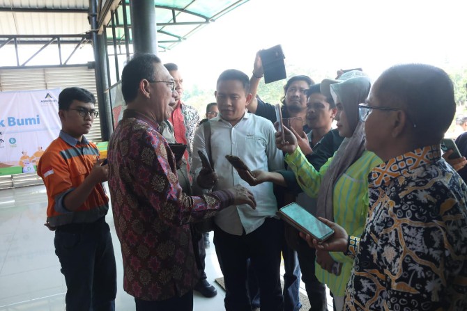 Bupati Tapsel Gus Irawan, menjawab wartawan tentang peran KMP dalam mengatasi masalah sampah.