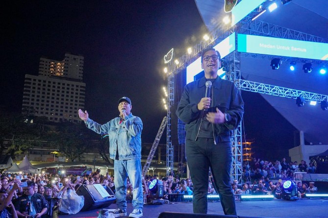 Ribuan warga larut dalam kegembiraan saat menyaksikan panggung hiburan rakyat Colorful Medan Carnival 2025 di Lapangan Merdeka, Minggu (6/7/2025) malam.