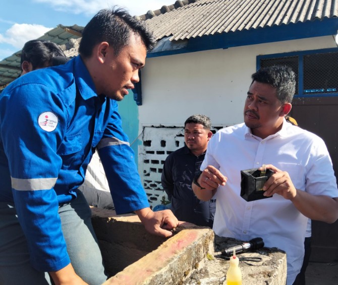 Gubernur Sumatera Utara, Muhammad Bobby Afif Nasution, menegaskan komitmennya untuk meningkatkan kualitas air bersih di Kecamatan Pangururan dan sekitarnya, Kabupaten Samosir. Hal ini disampaikannya saat melakukan sidak guna meninjau kondisi pompa dan reservoir milik Perumda Tirtanadi Cabang Samosir, Senin (7/7/2025).