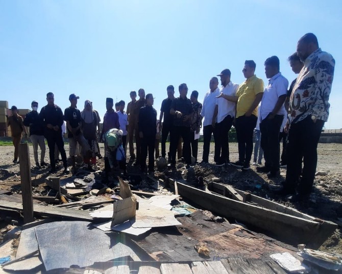 Komisi 1 dan Komisi 4 DPRD Kota Medan melakukan inspeksi mendadak (sidak) ke salah satu perusahaan yang melakukan penimbunan paluh di kawasan Kecamatan Belawan, Senin (7/7/2025).