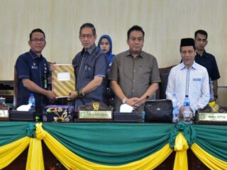 Wakil Wali Kota Medan, Zakiyuddin Harahap, menghadiri Sidang Paripurna DPRD Medan terkait Pemandangan Umum Fraksi-Fraksi atas Penjelasan Kepala Daerah mengenai Rancangan Peraturan Daerah (Ranperda) tentang Pencegahan dan Penanggulangan Kebakaran di Gedung DPRD Medan, Selasa (8/7/2025).