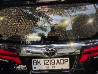 Mobil Anggota DPRD Sumut Irham Buana Nasution dilempar batu oleh orang tak dikenal. Akibatnya, kaca mobil bagian belakang pecah.
