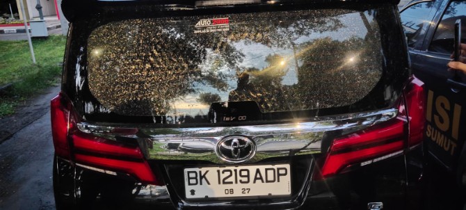 Mobil Anggota DPRD Sumut Irham Buana Nasution dilempar batu oleh orang tak dikenal. Akibatnya, kaca mobil bagian belakang pecah.