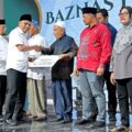 Wakil Gubernur (Wagub) Sumatera Utara (Sumut), Surya, menyerahkan secara simbolis Zakat, Infak, dan Sedekah (ZIS) Triwulan II 2025 dari Badan Amil Zakat Nasional (Baznas) kepada para mustahik.
