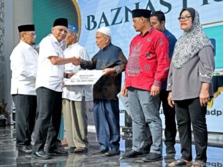 Wakil Gubernur (Wagub) Sumatera Utara (Sumut), Surya, menyerahkan secara simbolis Zakat, Infak, dan Sedekah (ZIS) Triwulan II 2025 dari Badan Amil Zakat Nasional (Baznas) kepada para mustahik.