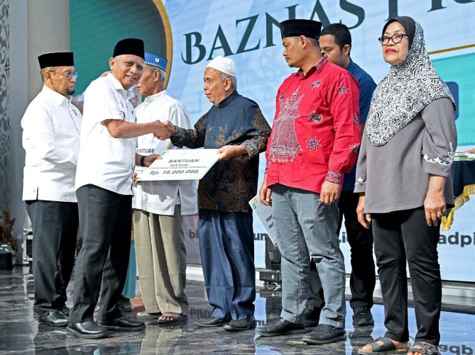 Wakil Gubernur (Wagub) Sumatera Utara (Sumut), Surya, menyerahkan secara simbolis Zakat, Infak, dan Sedekah (ZIS) Triwulan II 2025 dari Badan Amil Zakat Nasional (Baznas) kepada para mustahik.