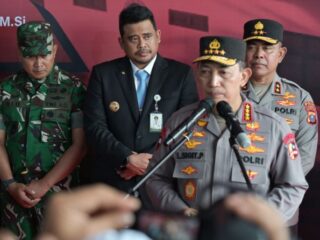Gubernur Sumatera Utara SumutBobby Nasution mendampingi Kapolri Jenderal Polisi Listyo Sigit Prabowo melakukan groundbreaking atau peletakan batu pertama pembangunan 29 dapur Satuan Pelayanan Pemenuhan Gizi (SPPG) jajaran Polda Sumut di Mapolda Sumut, Jalan SM Raja Medan, Jumat (11/7/2025).