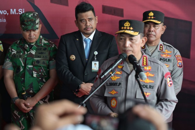 Gubernur Sumatera Utara SumutBobby Nasution mendampingi Kapolri Jenderal Polisi Listyo Sigit Prabowo melakukan groundbreaking atau peletakan batu pertama pembangunan 29 dapur Satuan Pelayanan Pemenuhan Gizi (SPPG) jajaran Polda Sumut di Mapolda Sumut, Jalan SM Raja Medan, Jumat (11/7/2025).