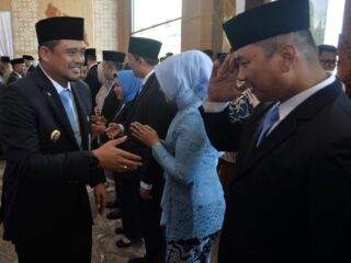 Gubernur Sumatera Utara Muhammad Bobby Afif Nasution melantik enam pejabat eselon II di lingkungan Pemprov Sumut. Pada kesempatan ini, Bobby Nasution kembali menekankan soal loyalitas.