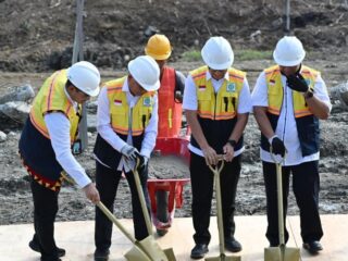 Wakil Gubernur Sumatera Utara ( Wagub Sumut) Surya bersama Menteri Kesehatan RI Budi Gunadi Sadikin memulai pembangunan tahap awal (groundbreaking) peningkatan status RSUD Pratama Nias Barat dari Tipe D menjadi Tipe C, Jumat (11/7/2025), di Desa Onolimbu, Kecamatan Lahomi, Kabupaten Nias Barat.