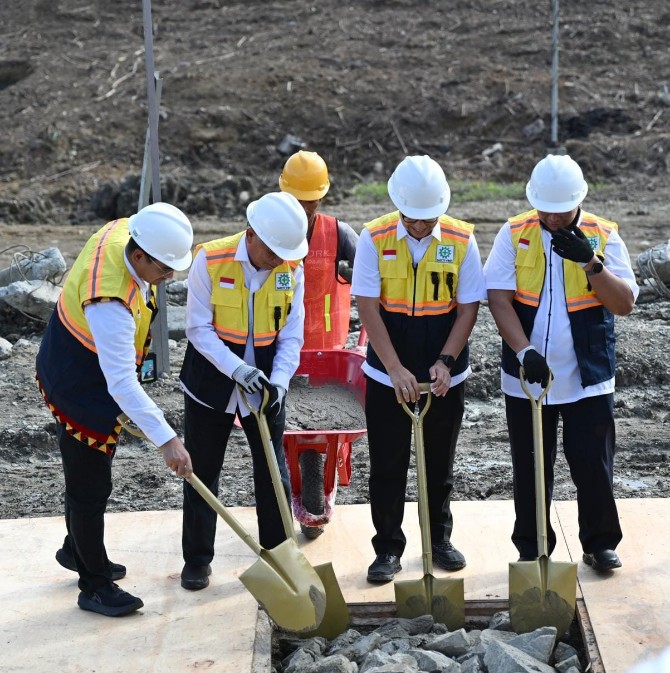 Wakil Gubernur Sumatera Utara ( Wagub Sumut) Surya bersama Menteri Kesehatan RI Budi Gunadi Sadikin memulai pembangunan tahap awal (groundbreaking) peningkatan status RSUD Pratama Nias Barat dari Tipe D menjadi Tipe C, Jumat (11/7/2025), di Desa Onolimbu, Kecamatan Lahomi, Kabupaten Nias Barat.