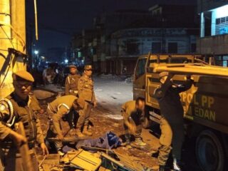 Pemko Medan menertibkan para Pedagang Kaki Lima (PKL) di kawasan Pasar Sambu, Kamis (10/7/2025) dini hari