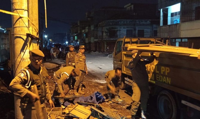Pemko Medan menertibkan para Pedagang Kaki Lima (PKL) di kawasan Pasar Sambu, Kamis (10/7/2025) dini hari