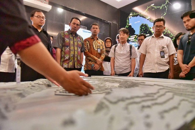 Asesor UNESCO, Soo Jae Lee, melakukan kunjungan intensif ke sejumlah lokasi geosite di kawasan Danau Toba dalam rangka pra-revalidasi Geopark Kaldera Toba.